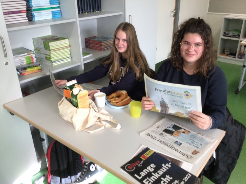 Schülerinnen beim Zeitungsfrühstück