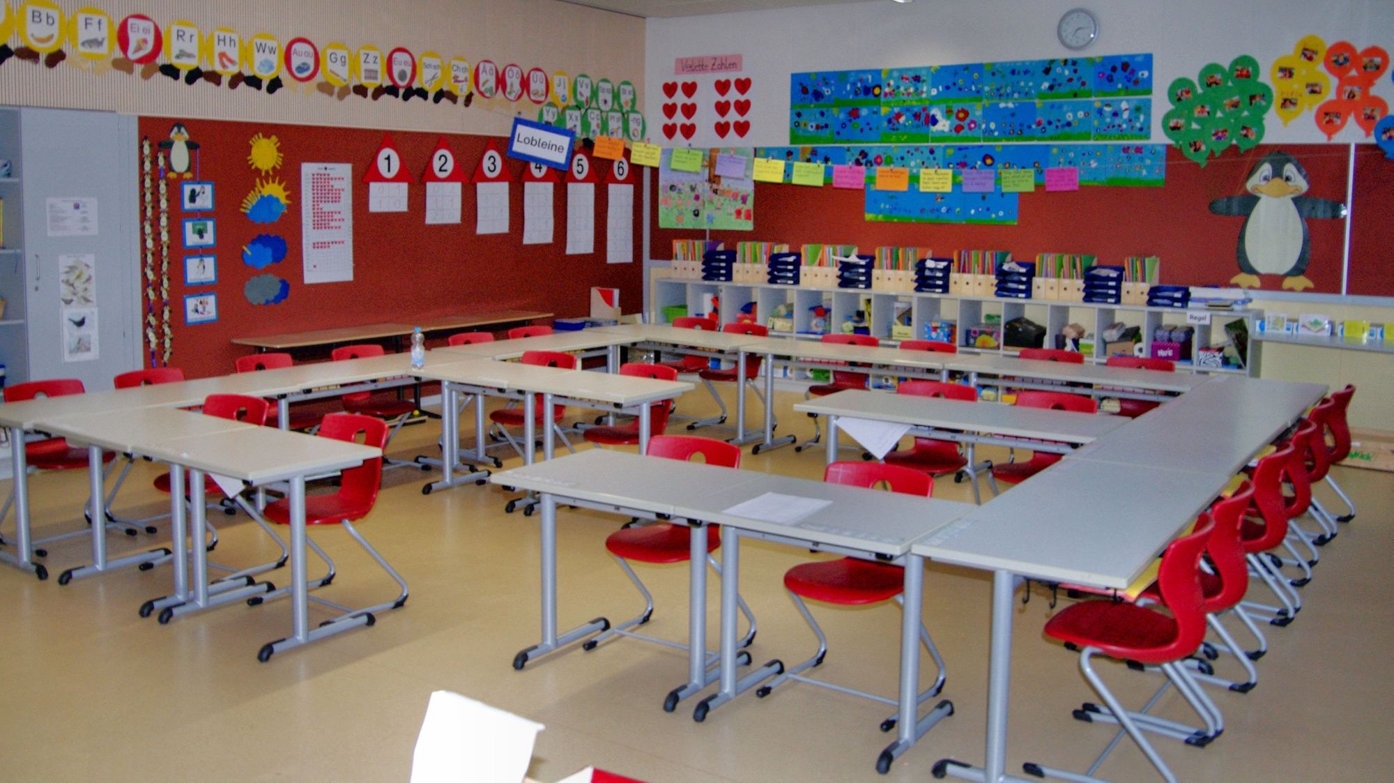 Klassenzimmer-Beispiel der Grundschule
