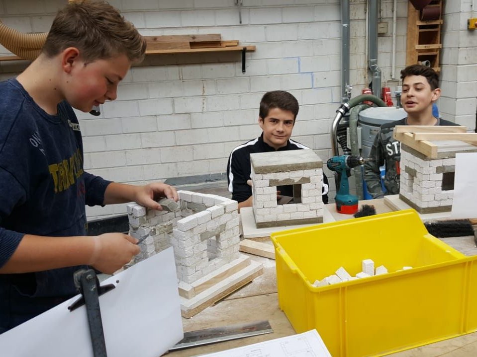 Schüler bauen ein Miniaturhaus